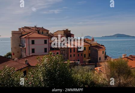 Piccolo e antico borgo di Tellaro, località turistica del Golfo della Spezia in Liguria. Foto Stock