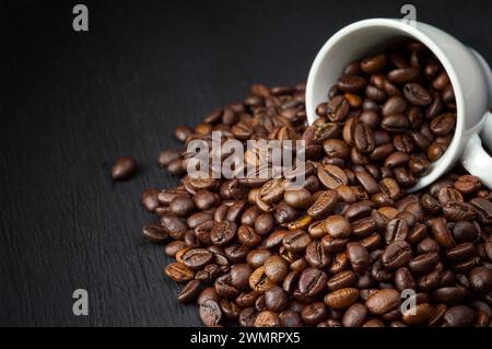 Sfondo dei chicchi di caffè tostati. Concetto di caffetteria. Chicchi di caffè, sfondo e consistenza del cibo da chicchi di caffè appena tostati, banner con vista dall'alto. Foto Stock