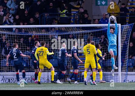 Kirkcaldy, Scozia. 27 febbraio 2024. Kevin Dabrowski (GK 1 - Raith Rovers) rivendica una palla incrociata Credit: Raymond Davies / Alamy Live News Foto Stock