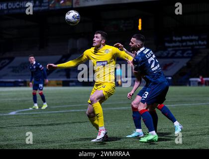 Kirkcaldy, Scozia. 27 febbraio 2024. Jack Baird (5 - Greenock Morton) cerca di prendere la palla nella scatola crediti: Raymond Davies / Alamy Live News Foto Stock