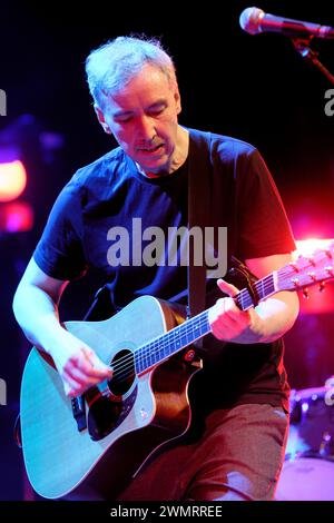 Duesseldorf, Germania. 27 febbraio 2024. Il musicista Olli Schulz canta sul palco al suo concerto nella sala eventi "e-Werk". Credito: Henning Kaiser/dpa/Alamy Live News Foto Stock