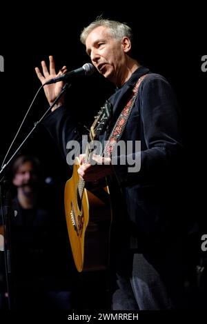 Duesseldorf, Germania. 27 febbraio 2024. Il musicista Olli Schulz canta sul palco al suo concerto nella sala eventi "e-Werk". Credito: Henning Kaiser/dpa/Alamy Live News Foto Stock