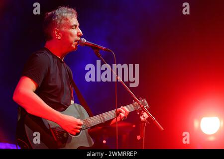 Duesseldorf, Germania. 27 febbraio 2024. Il musicista Olli Schulz canta sul palco al suo concerto nella sala eventi "e-Werk". Credito: Henning Kaiser/dpa/Alamy Live News Foto Stock