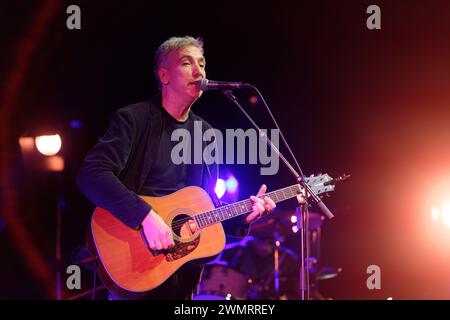 Duesseldorf, Germania. 27 febbraio 2024. Il musicista Olli Schulz canta sul palco al suo concerto nella sala eventi "e-Werk". Credito: Henning Kaiser/dpa/Alamy Live News Foto Stock