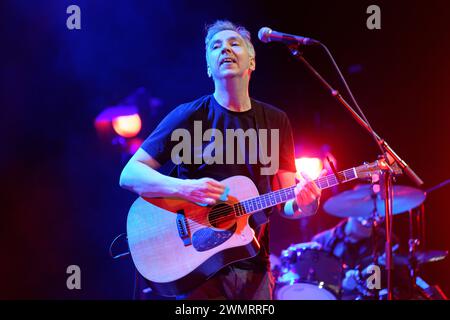 Duesseldorf, Germania. 27 febbraio 2024. Il musicista Olli Schulz si esibisce sul palco in un concerto nella sala eventi "e-Werk". Credito: Henning Kaiser/dpa/Alamy Live News Foto Stock