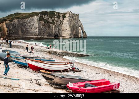 Sussurri di vento, echi di onde. Étretat's Cliffs: La poesia scolpita della natura Foto Stock