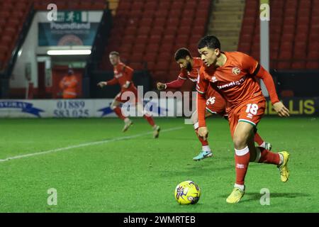 Walsall, Regno Unito. 27 febbraio 2024. Josh Gordon di Walsall in azione durante la partita EFL Sky Bet League 2 tra Walsall e Accrington Stanley al Banks's Stadium, Walsall, Inghilterra, il 27 febbraio 2024. Foto di Stuart Leggett. Solo per uso editoriale, licenza richiesta per uso commerciale. Non utilizzare in scommesse, giochi o pubblicazioni di singoli club/campionato/giocatori. Crediti: UK Sports Pics Ltd/Alamy Live News Foto Stock