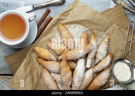 Croissant appena sfornati su sfondo in legno, croissant e rotoli freschi e freschi. cottura fatta in casa. Bagel. Intimità. Foto Stock