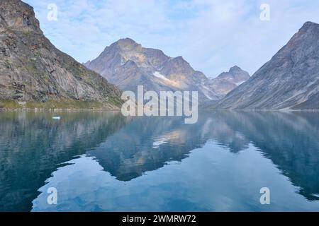 Montagne frastagliate che si riflettono nelle calme acque di Prins Christian Sund, Groenlandia meridionale Foto Stock