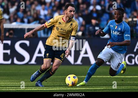 Milan Badelj di Genova CFC e Hamed Junior Traore' della SSC Napoli competono per il pallone durante la partita di serie A TIM tra SSC Napoli e Genoa CFC a. Foto Stock
