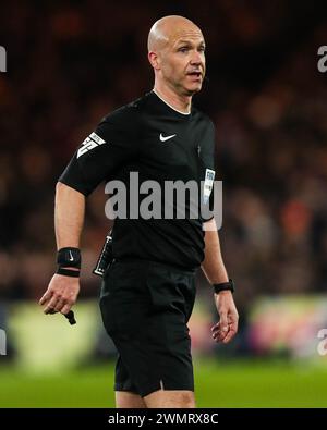 Luton, Regno Unito. 27 febbraio 2024. Arbitro Anthony Taylor durante il Luton Town FC vs Manchester City FC Emirates fa Cup 5 ° turno partita a Kenilworth Road, Luton, Inghilterra, Regno Unito il 27 febbraio 2024 Credit: Every Second Media/Alamy Live News Foto Stock