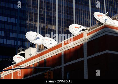 Parabole satellitari in cima all'edificio del CBS Broadcast Center a Midtown Manhattan, New York City. La rete CBS è di proprietà di Paramount Global. Foto Stock