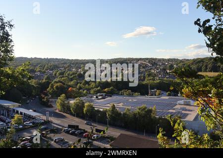 Sheffield sobborgo di Millhouses, Trees Suburban Woodland, Inghilterra, Regno Unito biomassa pannelli solari sul tetto per la costruzione della città più verde della Gran Bretagna Foto Stock