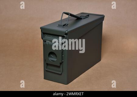 Scatola piccola di metallo verde per munizioni militari con coperchio chiuso Foto Stock