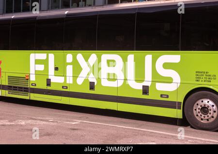 Toronto, ON, Canada – 30 agosto 2023: Vista presso l'autobus della compagnia Flixbus sull'autostrada di Toronto Foto Stock