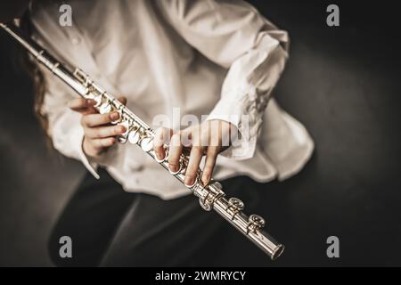 Suonando il flauto trasversale. Primo piano. Foto Stock