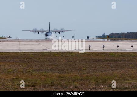 Un AC-130J Ghostrider proveniente da Hurlburt Field, Florida, atterra sulla pista alla MacDill Air Force base, Florida, 27 febbraio 2024. L'AC-130J è utilizzato principalmente per il supporto aereo ravvicinato, l'interdizione aerea e la ricognizione armata, e fornisce alle forze di terra una piattaforma di spedizione a fuoco diretto, ideale per le operazioni urbane. (Foto U.S. Air Force di Senior Airman Joshua Hastings) Foto Stock