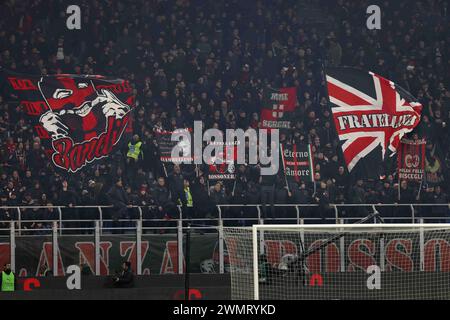 Milano, Italia. 25 febbraio 2024. Italia, Milano, febbraio 25 2024: I tifosi dell'AC Milan sventolano le bandiere negli stand prima del calcio d'inizio durante la partita di calcio AC Milan vs Atalanta BC, giorno26 serie A 2023-2024 Stadio San Siro (Credit Image: © Fabrizio Andrea Bertani/Pacific Press via ZUMA Press Wire) SOLO USO EDITORIALE! Non per USO commerciale! Foto Stock