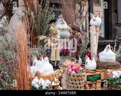 Erevan, Armenia - 27 marzo 2023: Lepri, galline e piante primaverili creano una composizione pasquale all'aperto. Decorazione pasquale, attenzione selettiva Foto Stock