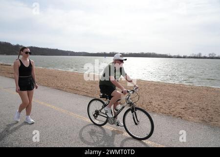 Creve Coeur, Stati Uniti. 2 marzo 2024. I visitatori del Creve Coeur Park potranno approfittare delle temperature a 85 gradi facendo escursioni in bicicletta e a piedi vicino al lago di Creve Coeur, Missouri, martedì 27 febbraio 2024. L'alta temperatura supera il record di 79 gradi nel 1981. Foto di Bill Greenblatt/UPI credito: UPI/Alamy Live News Foto Stock