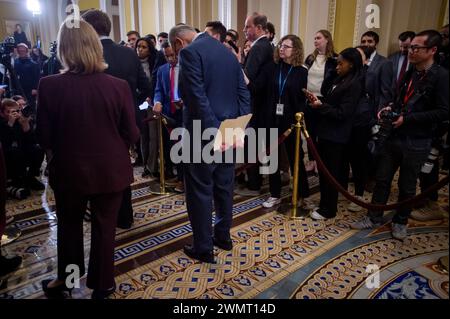 Washington, Vereinigte Staaten. 28 dicembre 2023. Chuck Schumer (Democratico di New York), leader di maggioranza del Senato degli Stati Uniti d'America, attende le domande dei giornalisti durante una conferenza stampa dopo il pranzo politico del Senato Democratico nel corridoio dell'orologio dell'Ohio presso il Campidoglio degli Stati Uniti a Washington, DC, martedì 27 febbraio 2024. Credito: Rod Lamkey/CNP/dpa/Alamy Live News Foto Stock