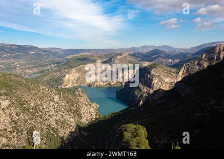 Vista panoramica del bacino idrico di Cortes de Pallas II situato tra le montagne. Valencia - Spagna Foto Stock