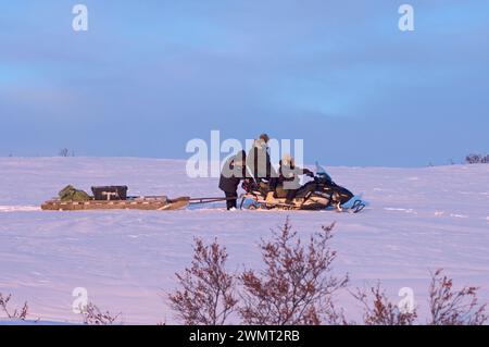 Gli inupiati fanno la neve fuori dalla città artica di Kotzebue e vanno a pescare i pesci pecora nel Borough artico nord-occidentale dell'Alaska, Stati Uniti Foto Stock