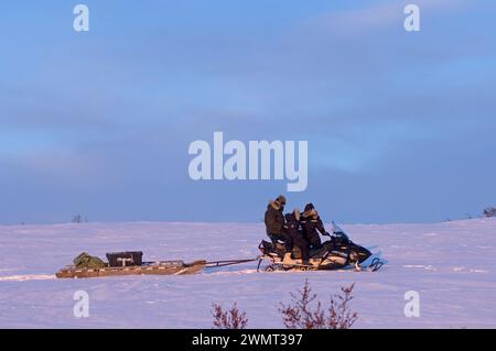 Gli inupiati fanno la neve fuori dalla città artica di Kotzebue e vanno a pescare i pesci pecora nel Borough artico nord-occidentale dell'Alaska, Stati Uniti Foto Stock