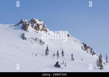 Tim Cook guida l'alaska alle macchine da neve fuori dalla città artica di Kotzebue, nel Northwest Arctic Borough of Alaska, USA Foto Stock