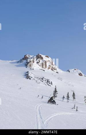 Tim Cook guida l'alaska alle macchine da neve fuori dalla città artica di Kotzebue, nel Northwest Arctic Borough of Alaska, USA Foto Stock