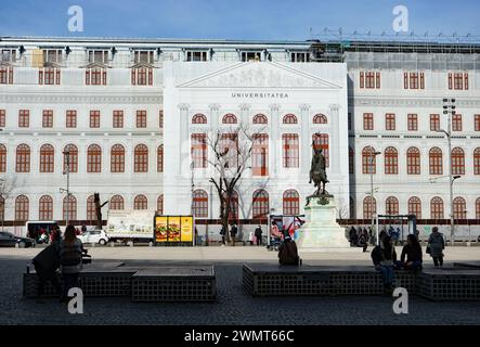 Bucarest, Romania - 27 febbraio 2024: I lavori di restauro sulle facciate del Palazzo dell'Università di Bucarest. Il restauro e il consolidamento dell'edificio, iniziato nel marzo 2022, dureranno oltre 5 anni. Il Palazzo dell'Università di Bucarest, costruito tra il 1857-1869 secondo i piani dell'architetto Alexandru Orascu, è classificato come monumento architettonico. Crediti: Lucian Alecu/Alamy Live Foto Stock