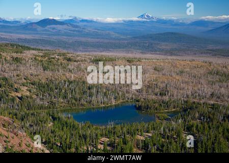 Poco tre Creek Lake da Tam McArthur Rim Trail, tre sorelle deserto Deschutes National Forest, Oregon Foto Stock