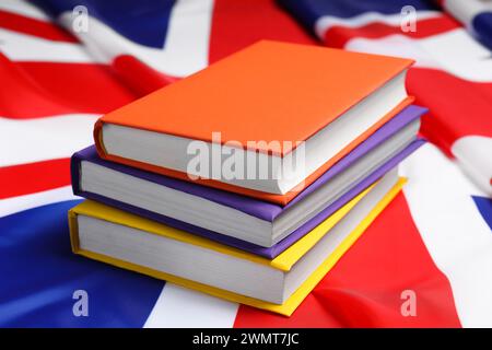 Imparare la lingua straniera. Libri diversi sulla bandiera del Regno Unito Foto Stock