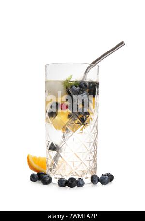 Bicchiere di limonata di mirtilli e arancio su sfondo bianco Foto Stock