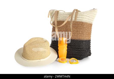 Elegante cappello da spiaggia, borsa, occhiali da bagno e bottiglia di crema solare su sfondo bianco Foto Stock