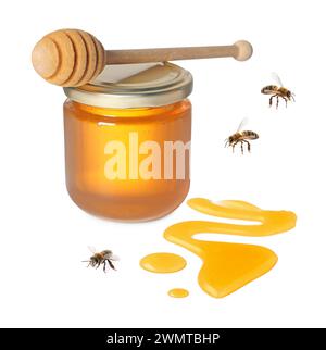 Miele naturale in vaso, cucchiaia di legno e api su sfondo bianco Foto Stock