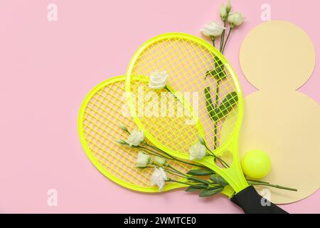 Composizione con la figura 8 di carta, racchette da tennis e fiori di eustoma su sfondo rosa. Giornata internazionale della donna Foto Stock