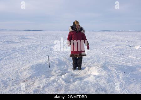 Donne indigene dell'Alaska Inupiaq che praticano la pesca di ovini sul suono di Kotzebue fuori dalla cittadina di Kotzebue Sound, Alaska artica nord-occidentale Foto Stock