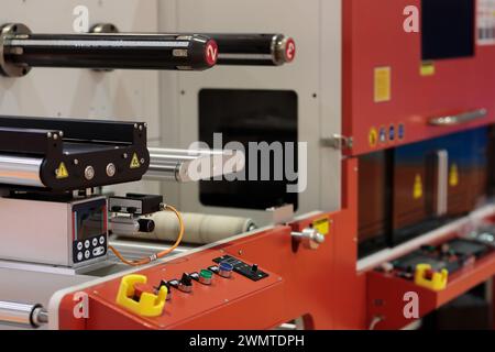 Primo piano della tagliatrice laser per etichette adesive automatiche. Messa a fuoco selettiva. Foto Stock