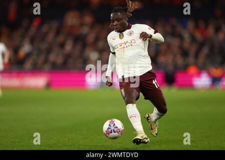 Kenilworth Road, Luton, Bedfordshire, Regno Unito. 27 febbraio 2024. Fa Cup Fifth Round Football, Luton Town contro Manchester City; Jeremy Doku del Manchester City Credit: Action Plus Sports/Alamy Live News Foto Stock