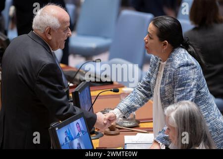 (240228) -- NAZIONI UNITE, 28 febbraio 2024 (Xinhua) -- Riyad Mansour (L), osservatore permanente dello Stato di Palestina presso le Nazioni Unite (ONU), saluta Carolyn Rodrigues-Birkett, rappresentante permanente della Guyana presso le Nazioni Unite e presidente del Consiglio di sicurezza per il mese di febbraio, in vista di una riunione del Consiglio di sicurezza presso la sede delle Nazioni Unite a New York il 27 febbraio 2024. L'osservatore permanente dello Stato palestinese presso le Nazioni Unite, Riyad Mansour, martedì ha detto al Consiglio di sicurezza che Gaza sta attualmente vivendo una carestia, che peggiora ogni giorno a causa della "ag criminale in corso" Foto Stock