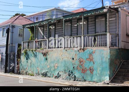 Edificio abbandonato in pietra blu con persiane in legno blu a St Thomas nelle Isole Vergini americane Foto Stock