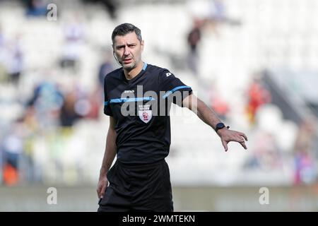 Cracovia, Polonia. 25 febbraio 2024. L'arbitro polacco Krzysztof Jakubik visto durante la partita di calcio polacca PKO Ekstraklasa League 2023/2024 tra Puszcza Niepolomice e Zaglebie Lubin allo Stadio di Cracovia. Punteggio finale; Puszcza Niepolomice 2:2 Zaglebie Lubin. (Foto di Grzegorz Wajda/SOPA Images/Sipa USA) credito: SIPA USA/Alamy Live News Foto Stock