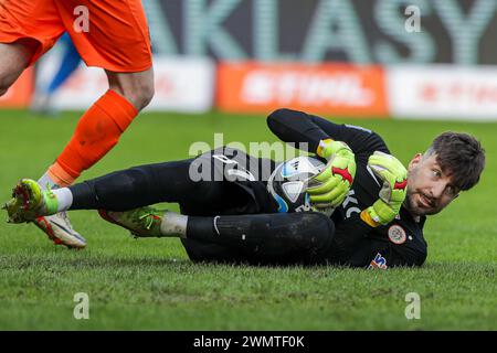 Cracovia, Polonia. 25 febbraio 2024. Socrate Dioudis visto in azione durante la partita di calcio polacca PKO Ekstraklasa League 2023/2024 tra Puszcza Niepolomice e Zaglebie Lubin allo stadio Cracovia. Punteggio finale; Puszcza Niepolomice 2:2 Zaglebie Lubin. Credito: SOPA Images Limited/Alamy Live News Foto Stock