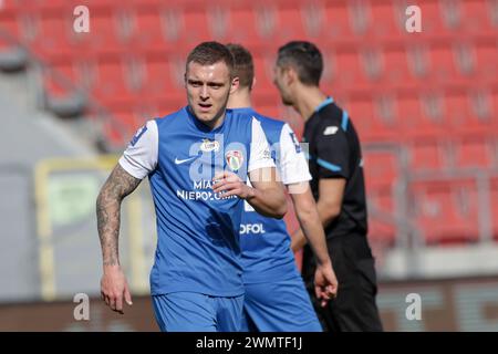 Cracovia, Polonia. 25 febbraio 2024. Artur Siemaszko del Puszcza Niepolomice visto durante la partita di calcio polacca PKO Ekstraklasa League 2023/2024 tra Puszcza Niepolomice e Zaglebie Lubin allo stadio Cracovia. Punteggio finale; Puszcza Niepolomice 2:2 Zaglebie Lubin. Credito: SOPA Images Limited/Alamy Live News Foto Stock