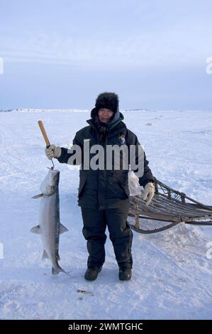 Donne indigene dell'Alaska Inupiaq che praticano la pesca di ovini sul suono di Kotzebue fuori dalla cittadina di Kotzebue Sound, Alaska artica nord-occidentale Foto Stock