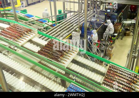 TAICANG, CINA - 27 FEBBRAIO 2024 - gli operai lavorano sulla linea di produzione del primo gelato al mondo "Lighthouse Network", il prodotto di Unilever Wall Foto Stock