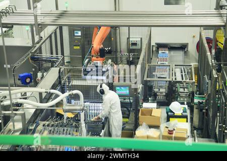 TAICANG, CINA - 27 FEBBRAIO 2024 - gli operai lavorano sulla linea di produzione del primo gelato al mondo "Lighthouse Network", il prodotto di Unilever Wall Foto Stock