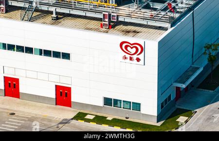 TAICANG, CINA - 27 FEBBRAIO 2024 - una foto aerea mostra il primo gelato al mondo "Lighthouse Network", la base di produzione di Unilever Wall a Taicang Foto Stock