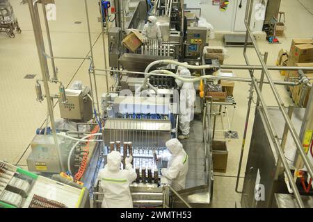 TAICANG, CINA - 27 FEBBRAIO 2024 - gli operai lavorano sulla linea di produzione del primo gelato al mondo "Lighthouse Network", il prodotto di Unilever Wall Foto Stock